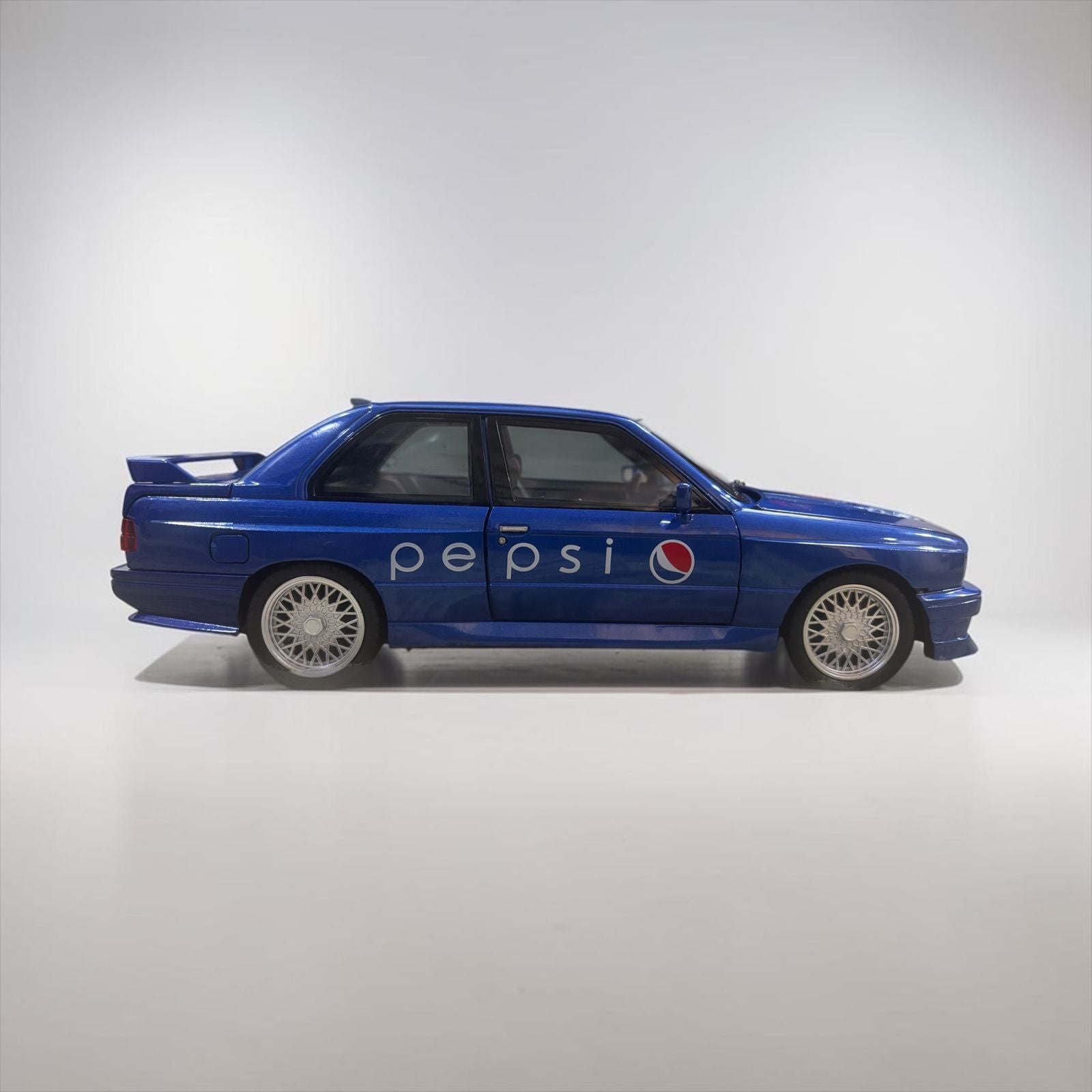 Che Zhi BMW M3 E30 Pepsi 1:24 Diecast Pull Back Car