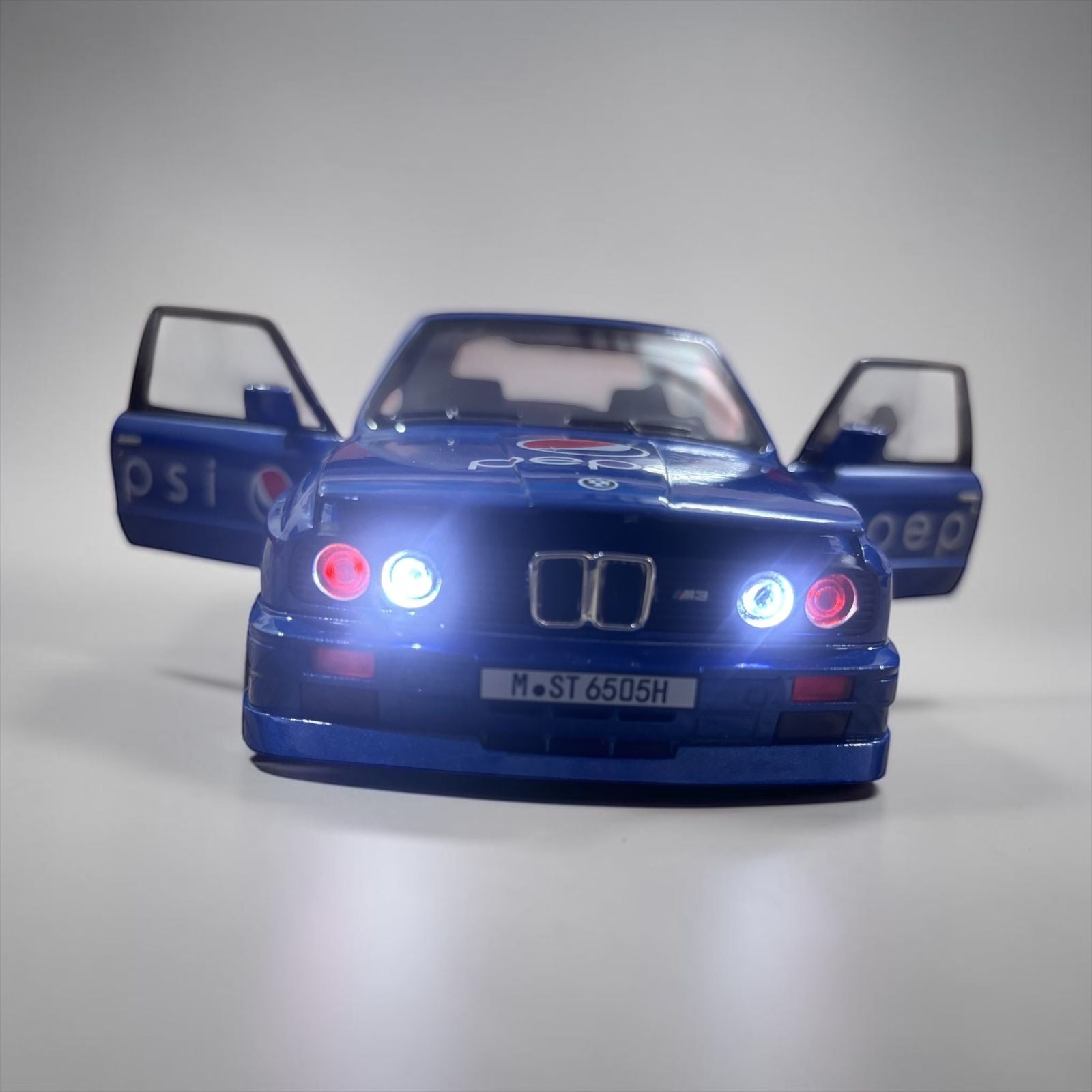 Che Zhi BMW M3 E30 Pepsi 1:24 Diecast Pull Back Car